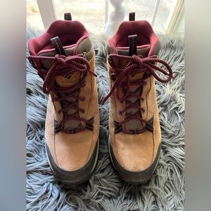 Columbia Hiking Boots size 9 in great condition!
